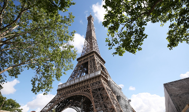 巴黎：埃菲尔铁塔准备重新开放